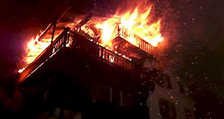 Lichterloh in Flammen. Es entstand grosser Sachschaden am Geb&auml;ude.