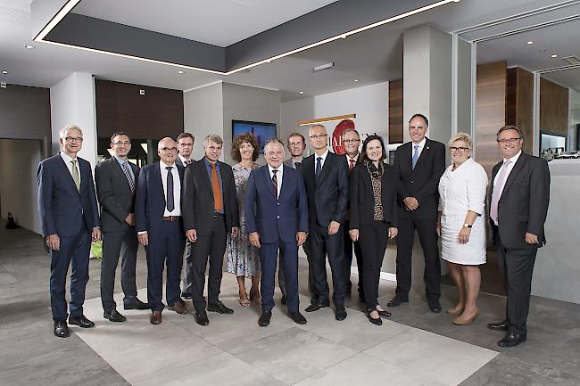 Der Walliser Staatsrat begrüsste die Berner Regierung in Martinach.