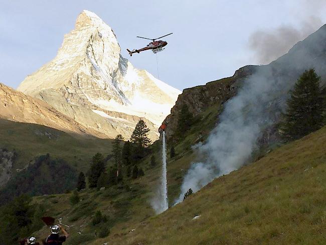 Die Air Zermatt unterstützte die Einsatzkräfte am Boden bei der Brandbekämpfung. 