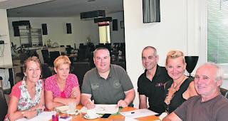 Startschuss. Das Leuker OK mit Brunhilde Matter, Alexandra Matter L&ouml;tscher, Dominique Russi, Flavian Kippel, Sandra Dreier und Oswald Locher (von links): Zuversichtlich blicken sie der &laquo;Schafswaldklinik&raquo; entgegen. 