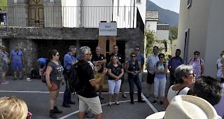 Gruppe mit Sponsoren und Staatsrat Roberto Schmidt (hinten rechts im locker-flockigen Hemd) beim Start in Ausserberg zum sechs Stunden dauernden Event.