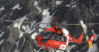 Die Rettungskr&auml;fte der Rega k&uuml;mmerten sich sofort um den jungen Skifahrer. (Archivbild)