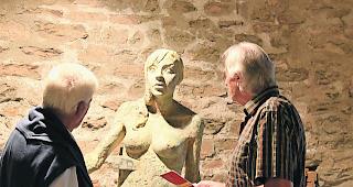 Skulpturen. Eine Arbeit der Bildhauerin Maya Graber  &ndash;  momentan im Schloss Leuk ausgestellt  &ndash; , welche bei &laquo;Vom Wurmfortsatz&raquo; ebenfalls mitmacht. 