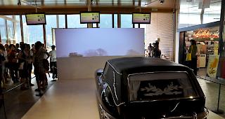 Unterwegs in der Rastst&auml;tte: Ein Modell eines Jaguars E-Type Cabriolet in Anlehnung an den Filmklassiker &laquo;Harold and Maude.