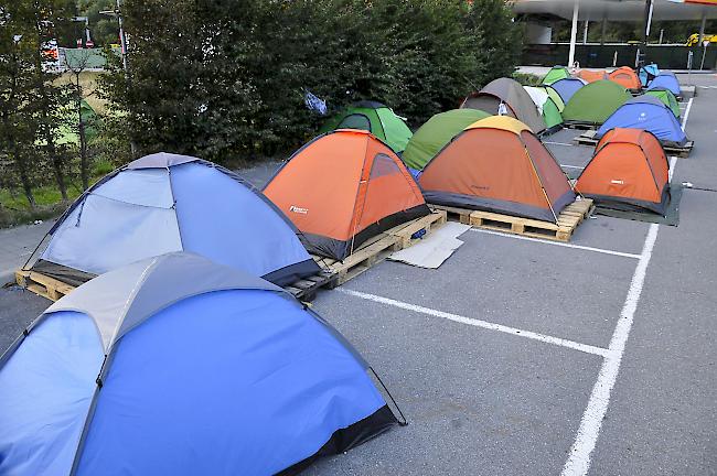 Aufgestellte Zelte auf dem Parkplatz laden zum Verweilen ein.