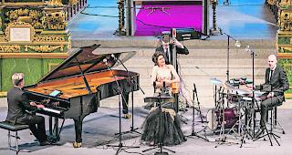 Gelungenes Crossover-Experiment. Das &laquo;Charl du Plessis Trio&raquo; zusammen mit Sopranistin Rachel Harnisch galt als eines der Saison-Highlights. 