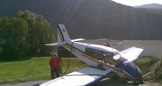 Das verunfallte Flugzeug auf dem Flugplatz Raron.