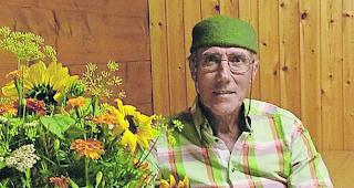 Edwin Zeiter mit einem Jubil&auml;umsstrauss.