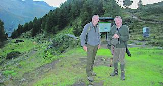 Noch vor Sonnenaufgang trifft Bernhard Ruppen (links) mit Bernhard
Lohmann, einem deutschen Jagdgast, auf der Riederfurka ein.