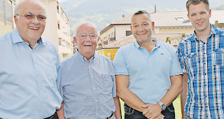 Alte Garde, neue Kr&auml;fte. Walter Brutsche, 50 Jahre OVE-Sekret&auml;r, Hubert Ruppen, Gr&uuml;ndungsmitglied, Linus Fux, neuer OVE-Sekret&auml;r, und Michael Zurwerra, OVE-Pr&auml;sident (von links), posieren anl&auml;sslich des 50-Jahr-Jubil&auml;ums des Verbands f&uuml;r ein Gruppenbild.