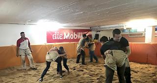 Die Mitglieder des Schwingklubs Oberwallis trainieren in einem Lokal in Visp.