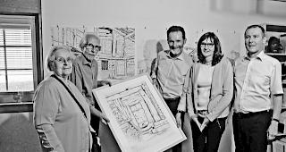 Feierlicher Moment. Dieter Redetzky &uuml;bergibt eines seiner 114 Bilder an Stiftungsratspr&auml;sident Andreas Rieder. Links Klara Redetzky, die Ehefrau des K&uuml;nstlers, rechts die Kuratoren Rita Kalbermatten und Thomas Antonietti. 