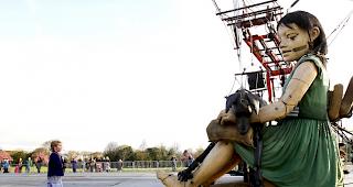 Die Theatergruppe &laquo;Royal de Luxe&raquo; ist wegen ihrer riesigen Figuren bekannt. 