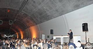 Zahlreiche G&auml;ste wohnten dem Event Oberwallis 2050 in der nicht ganz allt&auml;glichen Location des Tunnels Eyholz bei.