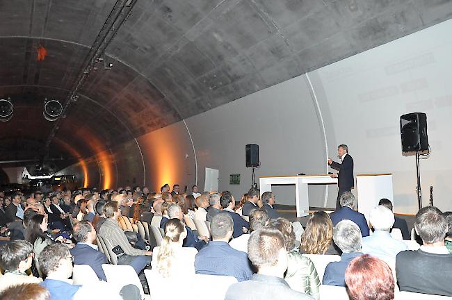 Zahlreiche Gäste wohnten dem Event Oberwallis 2050 in der nicht ganz alltäglichen Location des Tunnels Eyholz bei.