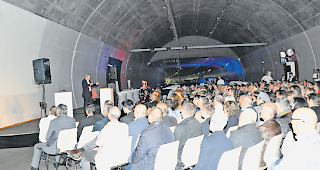 Gut besucht. Zahlreiche G&auml;ste wohnten dem Event Oberwallis 2050 in der nicht ganz allt&auml;glichen Location des Tunnels Eyholz bei.