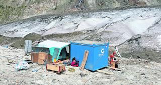 Herausfordernd. Arbeiter der Gasser Felstechnik AG waren zwei Wochen lang mit Sondierbohrungen am Rande des Aletschgletschers besch&auml;ftigt.  