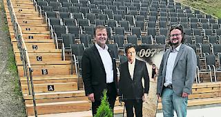 On the Rocks! Gemeindepr&auml;sident Bruno Ruppen und Projektleiter Edgar Ruppen-Zeiter haben sich f&uuml;r die James-Bond-Woche in Saas-Grund so einiges ausgedacht. 