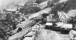 Vor den Toren Embds. 1977 n&auml;hert sich die Strasse allm&auml;hlich dem Dorf.