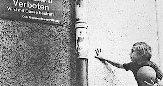 Fussballverbot. &laquo;Tschutter&raquo; begutachten die Verbotstafel auf dem Briger Schulhausplatz.  