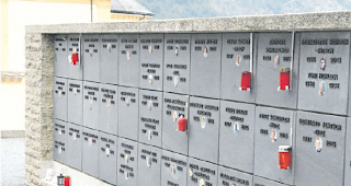 Nicht rechtm&auml;ssig. Die Kerzenhalterungen an der Urnenwand auf dem Gliser Friedhof müssen entfernt werden.