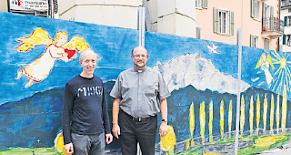 Strassenkünstler. Pfarrer Edi Arnold mit Sakristan Martin Furrer vor ihrem Werk in der Briger Burgschaft.
