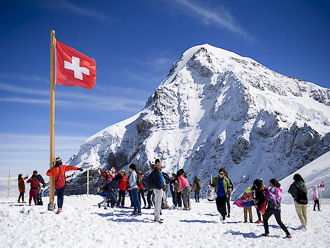 Fast eine halbe Million Besucher reisten in den ersten sechs Monaten des Jahres auf das Jungfraujoch - sogar mehr als in derselben Periode im Rekordjahr 2015. (Archiv)