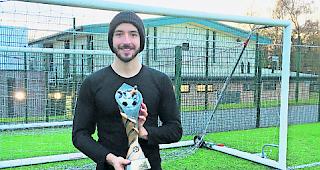 Stolz. Hannes Cina mit der Troph&auml;e nach dem Gewinn des Fussballturniers der Sprachschulen von Manchester. 