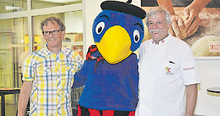 Zufrieden. Lukas Imseng (rechts) mit Zeichner Walter Pfenninger und Globi an der Vernissage.
