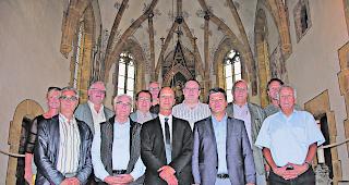 Mittelbeschaffer. Das Patronatskomitee ist auf der Suche nach den fehlenden 463000 Franken. Von links: Inge Berchtold, Hubert Theler, Richard Lehner, Karl Salzgeber, Stefan Troger, Thomas Burgener, Beat Rieder, Paul Martone, Manfred Schmid, Alex Schwestermann, Martin Kalbermatter und Ren&eacute; Imoberdorf. 