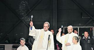 Einsegnung. Die Pfarrherren Daniel Rotzer aus Glis (links) und Pfarrer Edi Arnold aus Brig zelebrierten gestern Abend eine kleine Feier. 