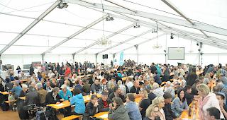 Zahlreiche Besucher str&ouml;mten am Samstag nach St. Niklaus.