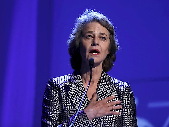 Die britische Schauspielerin Charlotte Rampling spricht bei der Preisverleihung.