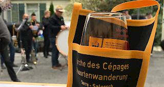 Anl&auml;sslich der Rebsortenwanderung von Siders nach Salgesch haben sich die Besucher intensiv mit den Anbietern und Produkten aus der Region auseinandergesetzt. 