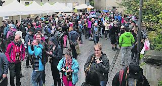 Genussreich. Bei der Rebsortenwanderung waren auch in diesem Jahr die G&auml;ste aus der Deutschschweiz in der &Uuml;berzahl.  
