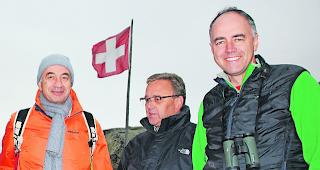 Meinungsaustausch. EU-Botschafter Michael Matthiessen (links) mit den beiden Walliser Staatsr&auml;ten Roberto Schmidt und Christophe Darbellay bei der Gletscherstube am M&auml;rjelensee.  
