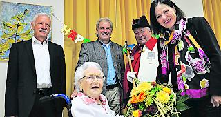 Ein Freudentag. Remo Salzmann, Stiftung Rund ums Alter; Diego Wellig, Vizepr&auml;sident Naters und Grossratspr&auml;sident; Weibel Kurt Locher und Staatsr&auml;tin Esther Waeber-Kalbermatten erweisen der Jubilarin Maria Mutter-Imhof im Seniorenzentrum Naters die Ehre. 