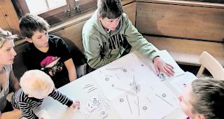 Akteurspiel &laquo;Nutzung des Alpenraums&raquo;. Es wird engagiert diskutiert, argumentiert und gestikuliert.  