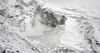 Weiterer Teilabbruch am Triftgletscher in der Nacht auf Montag. Danach konnten alle Sperrungen aufgehoben werden. 