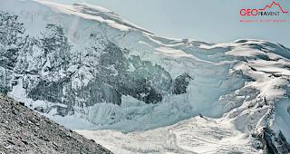 Nackter Fels. Der Bereich der instabilen Gletscherzunge vor und nach den beiden Teilabbr&uuml;chen. Insgesamt haben sich bei diesen Ereignissen rund 500000 Kubik Gletschermaterial gel&ouml;st. Dank der etappenm&auml;ssig erfolgten Abbr&uuml;che kam es zu keinen Sch&auml;den. 