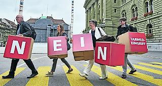 Keine Gef&auml;hrdung der Grundversorgung. Eine Allianz von &Auml;rzten und Patienten wehrt sich gegen die Sparvorschl&auml;ge von Bundesrat Alain Berset. An vorderster Front mit dabei ist auch die Pr&auml;sidentin der Walliser &Auml;rzteschaft, Monique Lehky Hagen (3. v.l.). 