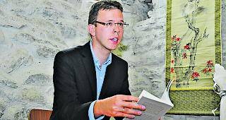 Lesung. Autor Nicolas Eyer liest anl&auml;sslich der Vernissage in der &laquo;Suste&raquo; der Landmauer Gamsen aus seinem Erz&auml;hlband &laquo;Kamikochi&raquo;. 