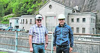 In Fels gebaut. EES-Gesch&auml;ftsf&uuml;hrer Beat Imboden (rechts) und Betriebsleiter Robert Arnold vor dem sanierten Kraftwerk; ganz links die erneuerte Halle mit der leistungsstarken Maschinengruppe 3.  