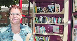 Die Mediathek-Co-Leiterin Rebekka Mengis freut sich &uuml;ber die B&uuml;cherkabine.