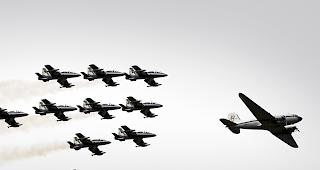 Die Breitling DC-3 beendete ihre Weltumrundung in der Begleitung der italienischen Fliegerstaffel "Frecce Tricolori".