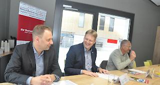 Christian Imsand, Gemeindepr&auml;sident Obergoms, Roger Michlig, Gesch&auml;ftsleiter RW Oberwallis AG, und Gerhard Kiechler, Gemeindepr&auml;sident Goms, informierten heute im Aletsch Campus &uuml;ber die neue Fusionsbrosch&uuml;re der RWO.