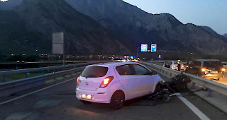 Die Falschfahrerin ist auf der Gegenfahrbahn mit einem Motorrad kollidiert.