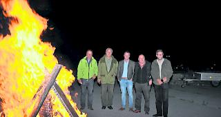 Heisses Zeichen. Die Verantwortlichen der Aktion vor dem Hangar vereint: Sie k&auml;mpfen gemeinsam gegen die unkontrollierte Ausbreitung des Wolfs.  