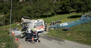 Das Szenario der Gesamt&uuml;bung: Ein Reisebus durchschl&auml;gt in der Blattenstrasse die Leitplanke und kommt in der Natischer Haselmattenstrasse zum Stehen.