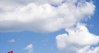 Die Schweizer Fahne weht auf dem Bundeshaus in Bern. (Symbolbild)